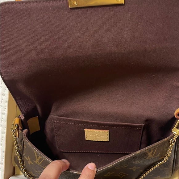 Louis Vuitton Favorite MM Monogram Crossbody Bag - Picture 4 of 16